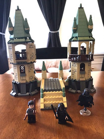 LEGO Harry Potter: Hogwarts (4867) castle complete w box and instructions