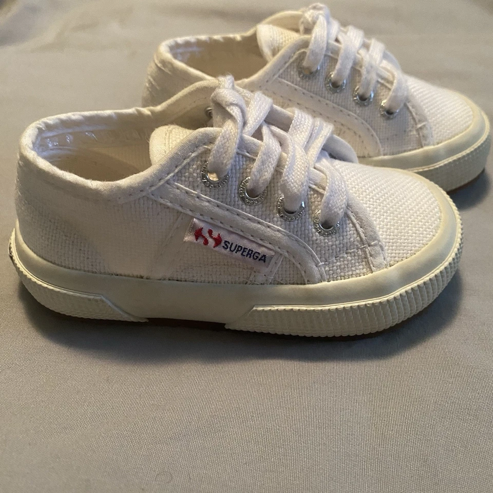 Tênis Superga infantil 22/EUA 6 branco 2750 clássico lona lavável com cadarço infantil - Imagem 2 de 4