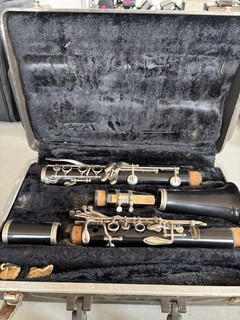 Clarinete Bundy Resonite con estuche hecho en USA