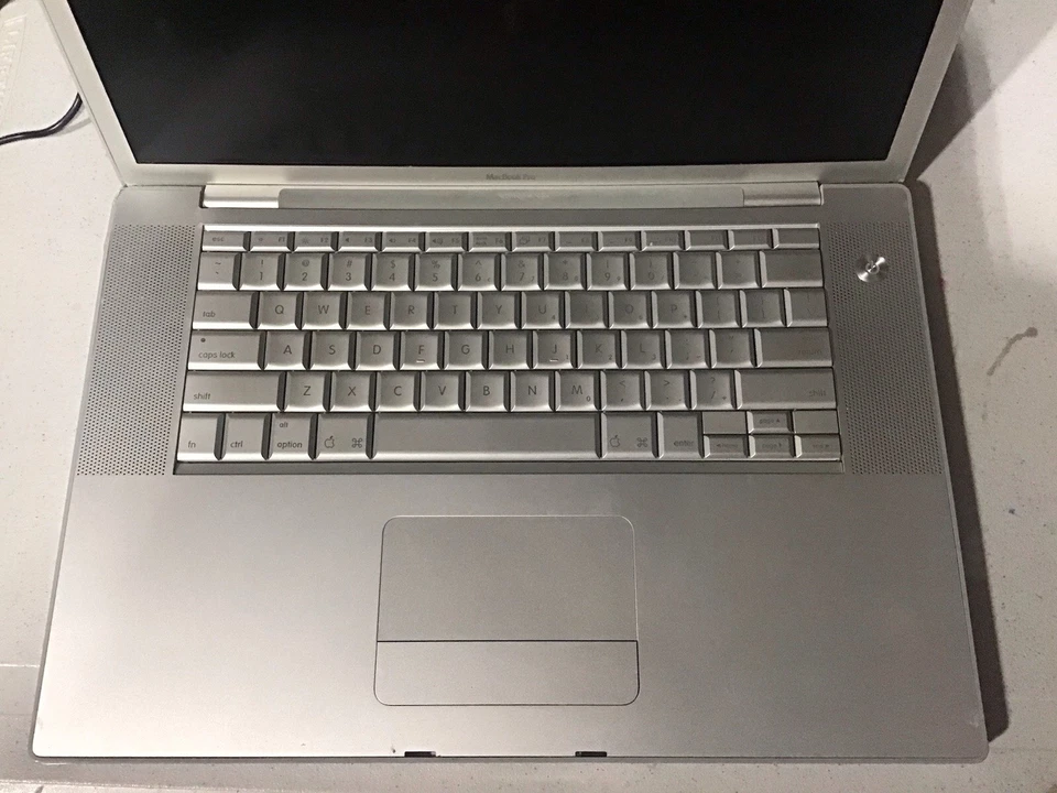 MacBook Pro Modelo A1226, Para Piezas O Para Reparación, Daños Exterior Mayores Foto 2 de 4