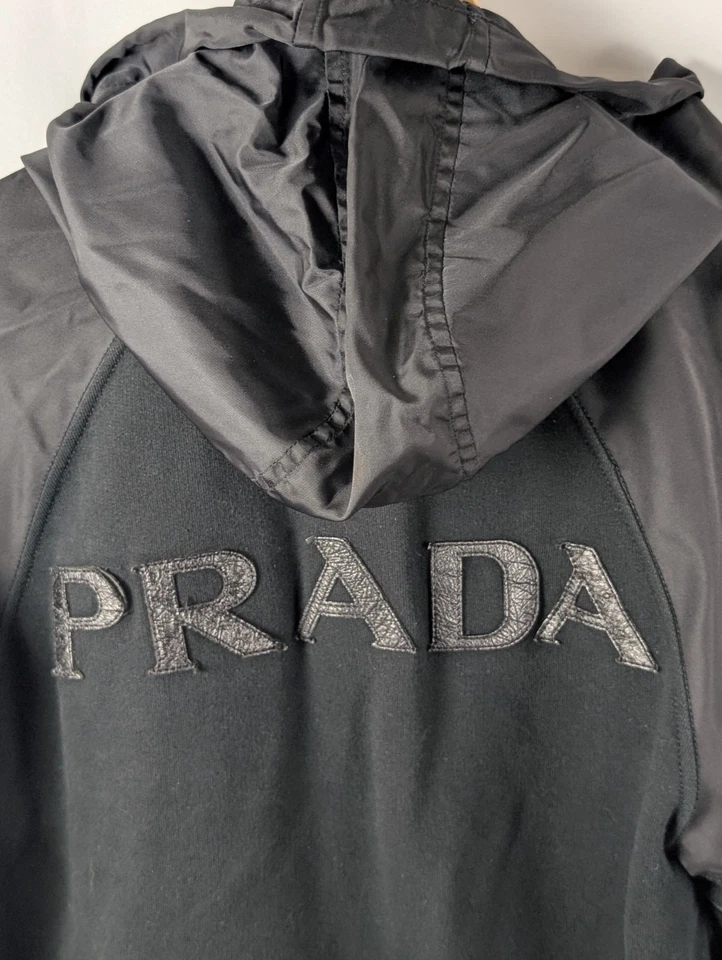 Chaqueta con Capucha PRADA Negra con Cremallera con Capucha de Nylon y Detalle de Logo de Cuero Foto 3 de 4