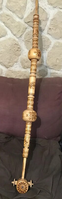 Lange gezogene Pfeife aus gedrechseltem Holz Pyrogravur Volkskunst Kosovo 115 cm