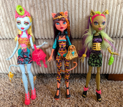3 Monster High Freaky Fusion Lagoonafire Clawdvenus Cleolei Dolls Bags & Stands