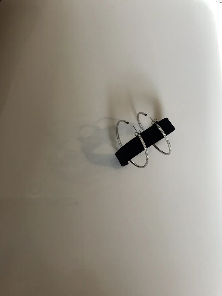 "Pendientes de aro medianos Eliot Danori Inside Out de 2"" tono plateado, placa de rodio, cristal" Foto 2 de 4