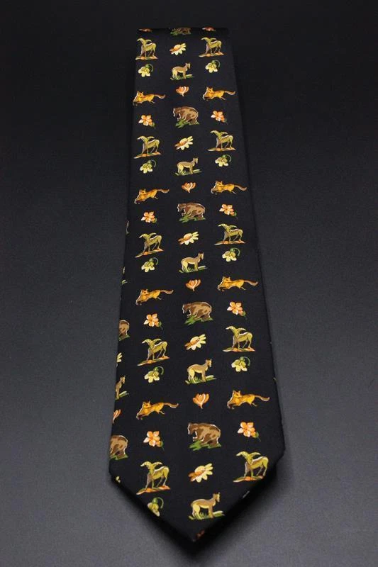 Corbata de seda SALVATORE FERRAGAMO. Oso y flores negro con carnero coyote ciervo y flores. Foto 2 de 4