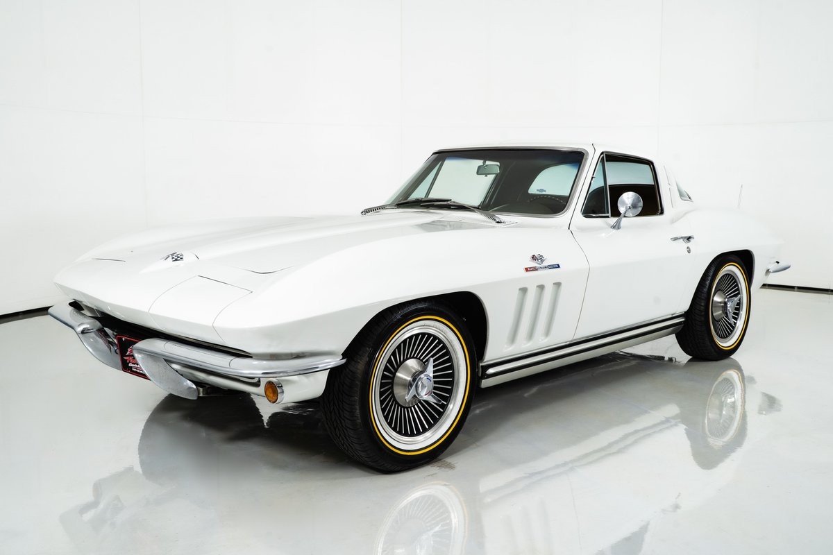 1965 Ermine White Chevrolet Corvette   | C2 Corvette Photo 4
