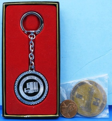 NASA KEYCHAIN & MEDALLION '60/'70s vtg Apollo VAB Vehicle Assembly Building