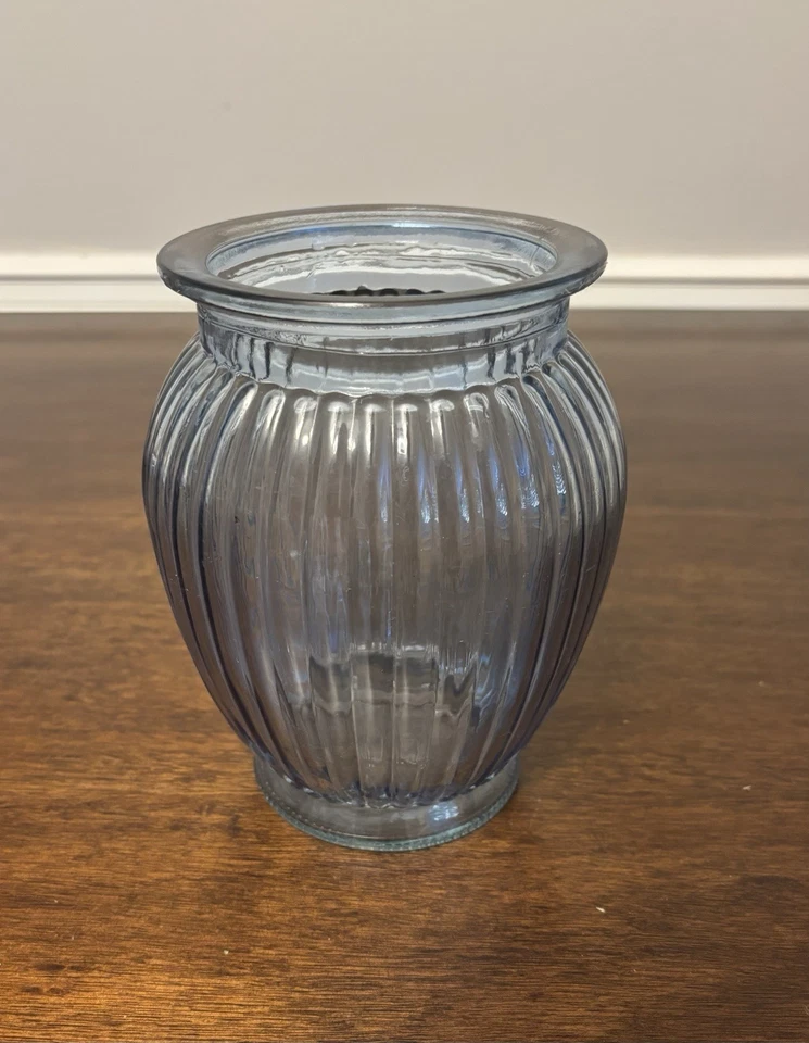 Florero de vidrio acanalado azul forma ovoide soporte para flores 7" de alto  Foto 3 de 4