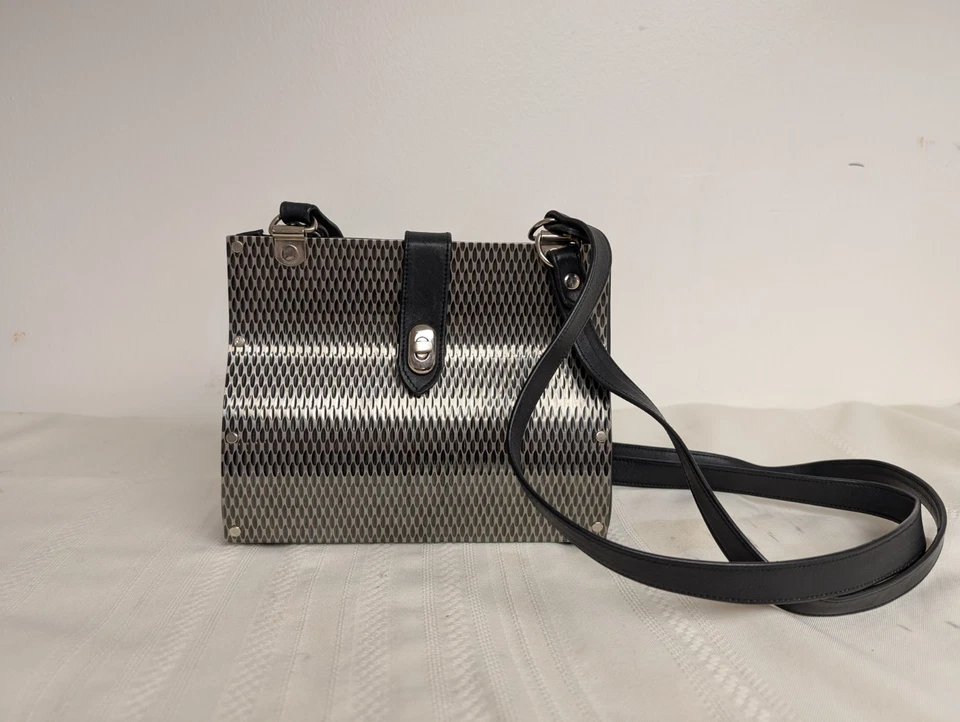 Bolso de Mano Wendy Stevens, Bolso de Acero Inoxidable, Cuero Negro Foto 4 de 4