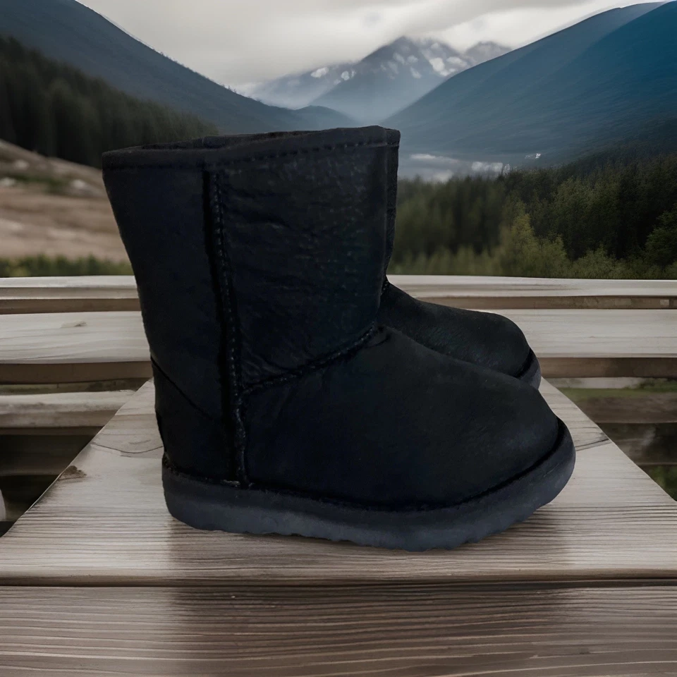 BOTAS UGG NIÑO CLÁSICO CLIMA CORTAS NEGRAS IMPERMEABLES TALLA 9/ 1019646T NUEVAS Foto 2 de 4