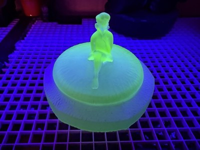 L.E. Smith Art Deco Powder Jar, 1930 s Uranium UV Glow Green Satin Glass