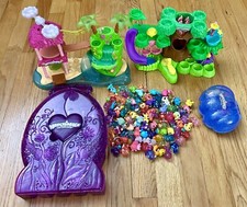 Hatchimals colleggtibles Playsets with 90 figures and purple carry case