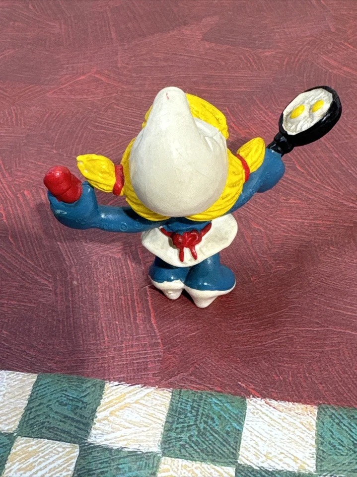1978 Smurf WITH CAKE, 1983 SMURFETTE FRYING EGGS, TASTE TEST, BAKING, STIRRING - Image 3 of 4
