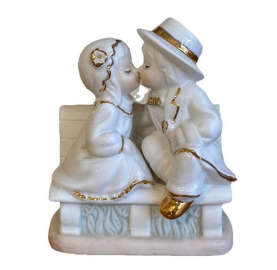  Kiss  USSR Oro Blanco Series By Lefard Girl/Boy White/Gold On Bench 5x4 