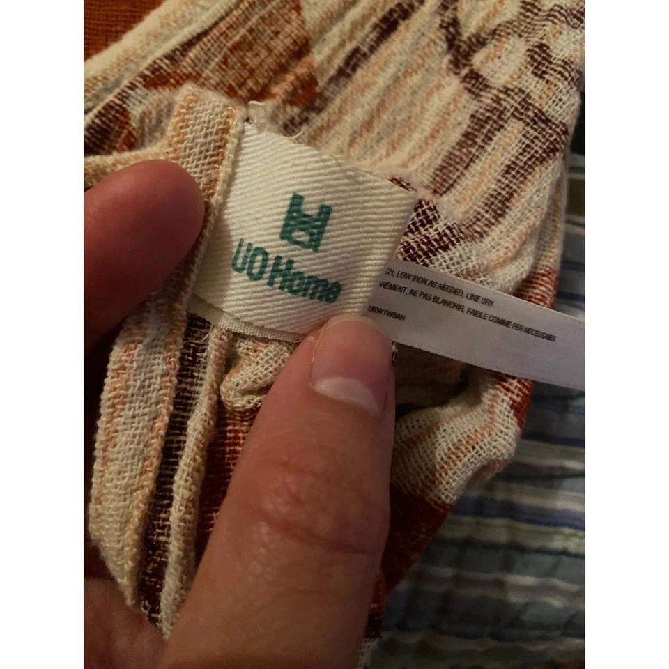 Tapiz bohemio óxido y negro con borlas Urban Outfitters Foto 2 de 2