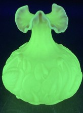 FENTON 1995 8" BURMESE SATIN FINISH SWAN VASE Beautiful Signed George Fenton FENTON 1995 8" BURMESE SATIN FINISH SWAN VASE Beautiful Signed George Fenton