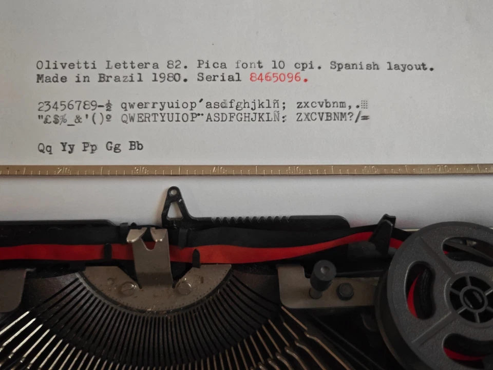 OLIVETTI LETTERA 82. PICA FONT. 10 CPI。 西班牙布局。 1980 年巴西制造。 — 第 2/4 张图片