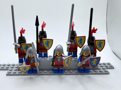 LEGO® MOC - 7 Cavalieri del Leone con armi e scudi - costruiti con pezzi originali