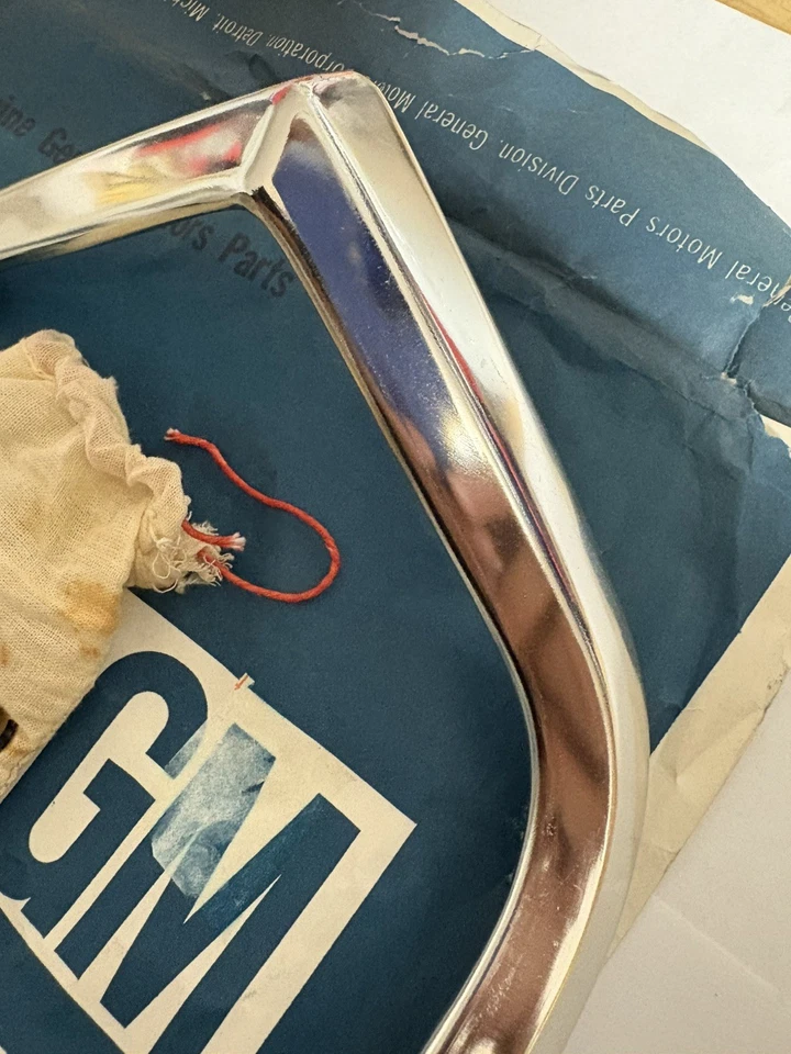 CHEVY CHEVROLET IMPALA BEL AIR COVE MOLDURA LH 1963 NUEVO DE STOCK, CON HERRAJES GM Foto 4 de 4