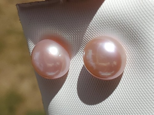 Pendientes de tachuelas estilo botón de perla rosa en oro amarillo liso de 10 quilates - Imagen 3 de 24