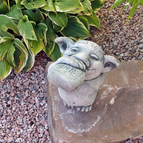 Steinfigur Troll " Schnapsnase mit Rum Buddel " Garten Deko Kobold