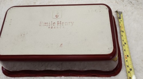 Williams Sonoma Emile Henry Red Ruffled Edge Loaf Pan. Glaze flaw. - Picture 5 of 17