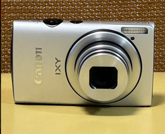 Near mint w/Box] Canon IXY 600F 12.1MP Compact Digital Camera
