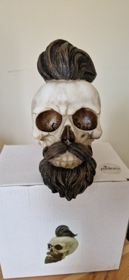 Hipster Mohikaner Totenkopf Ornament mit Bart und gestyltem Haar