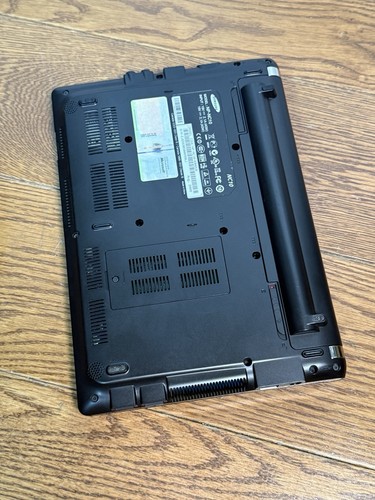 Samsung NC10 Netbook – Intel Atom 1GB RAM 160GB HDD With Charger Faulty Battery - Picture 6 of 11