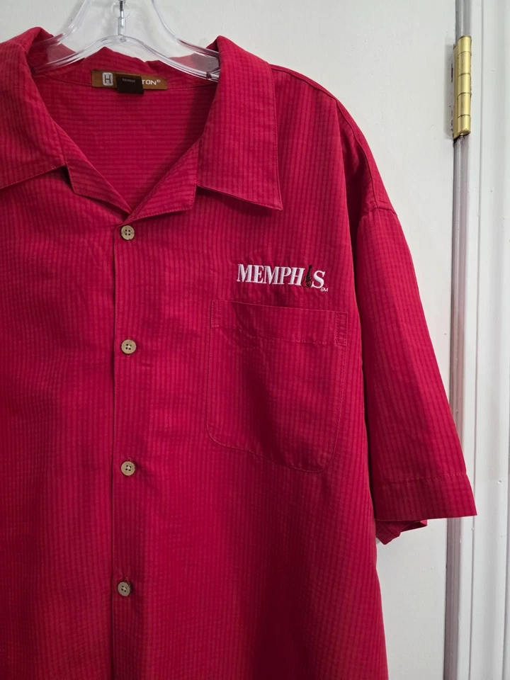 Camisa Memphis Logo Para Hombres XL Roja Hogar Azul Lugar de Nacimiento Rock Roll Abotonada Harriton Foto 3 de 4