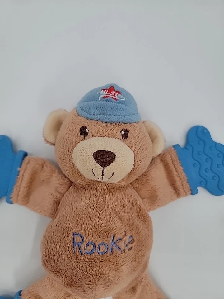 BRIGHT STARTS mordedor de ursinho de pelúcia novato beisebol boné All Star brinquedo chocalho de pelúcia  - Imagem 2 de 4