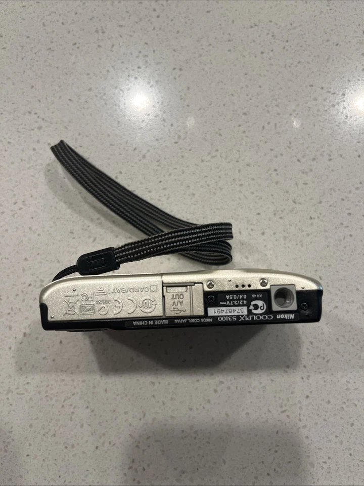 Cámara digital Nikon Coolpix S3100 plateada 14 MP (SOLO para reparación/piezas) Foto 4 de 4