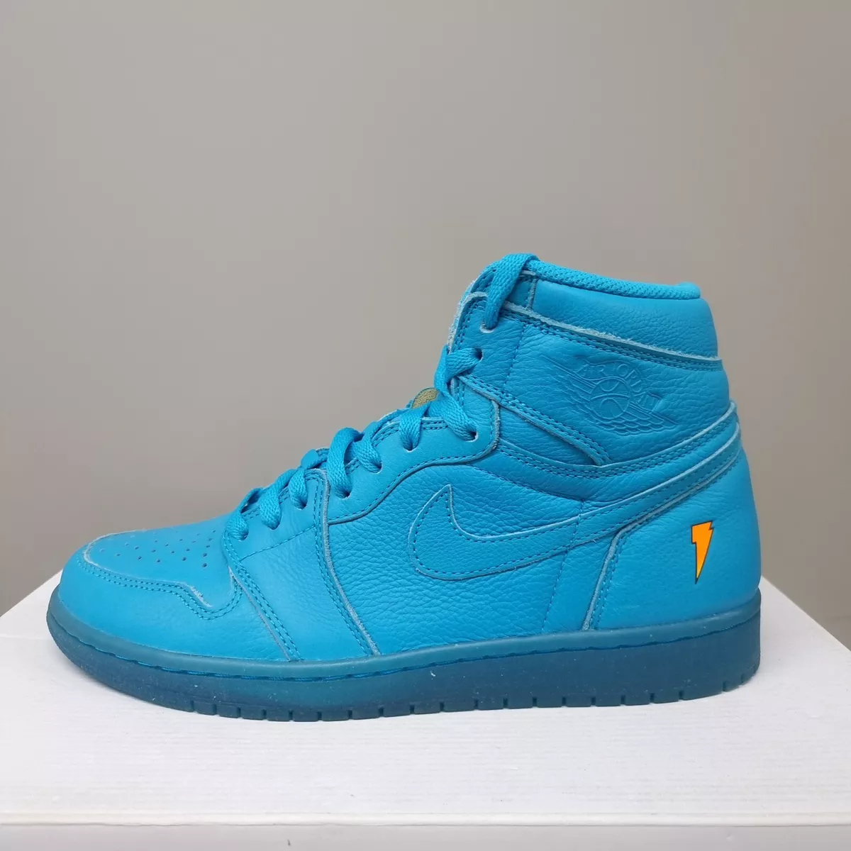 NIKE AIR JORDAN 1 RETRO HIGH