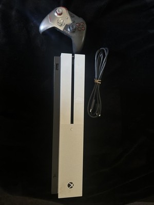 White Xbox One S (500 GB) Perfectly maintained and perfectly conditioned.