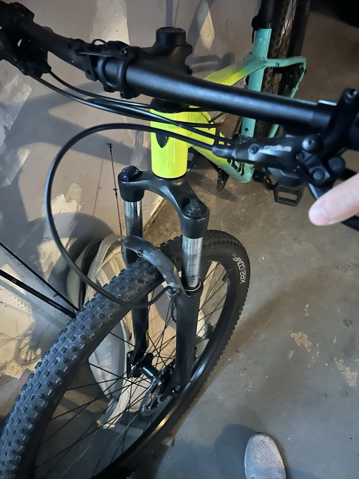 Bicicleta de Montaña Trek Marlin Verde Blanco 29" 29er Frenos de Disco 24 Velocidades 2012 Foto 2 de 4