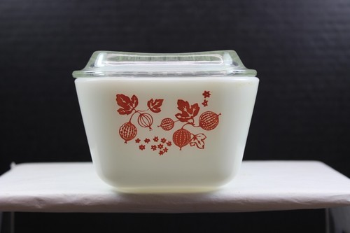 Vtg Pyrex Gooseberry Refrigerator Dish Pink on White 0502 with Lid