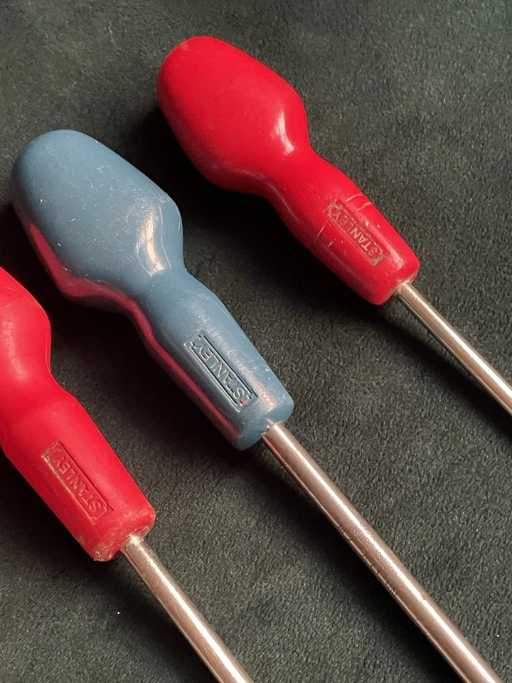 5 Vintage Stanley Screwdrivers Red & Blue Old Hand Tools B9 - Image 3 of 4