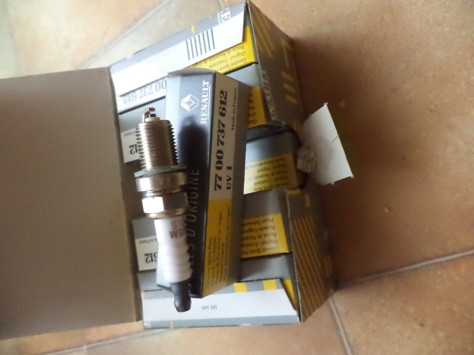 Lot de bougies certifiées origine constructeur Renault 7700737612 neuves pour Safrane