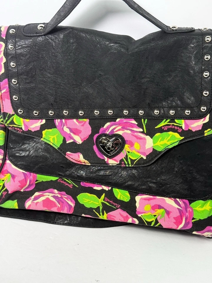 Bolso Cartera BETSEYVILLE Betsey Johnson Asa Superior Cuero Sintético Borde Rosa Tachonado Foto 2 de 4