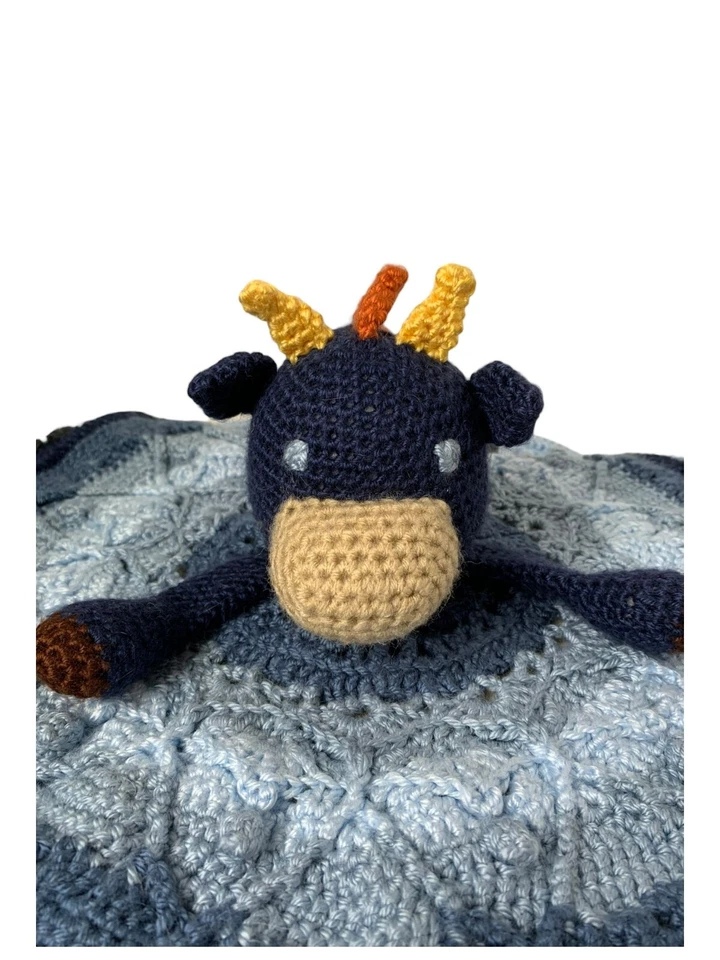 手工制作深蓝色和黑色婴儿爱钩针编织针织安全毯奶牛儿童房 — 第 2/4 张图片