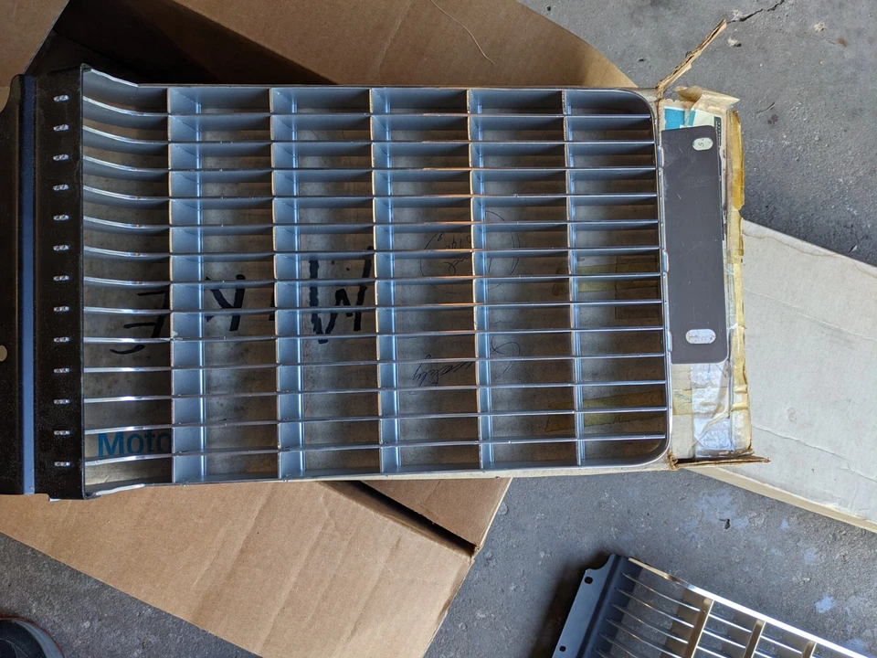 Juego de rejilla Oldsmobile Delta 88 Royale 1971 nuevo de lote Foto 3 de 4