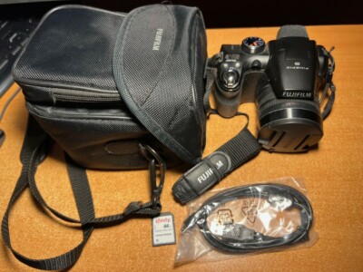 Fujifilm FinePix S4500 14.0MP Digital Camera + Card + Case (1003