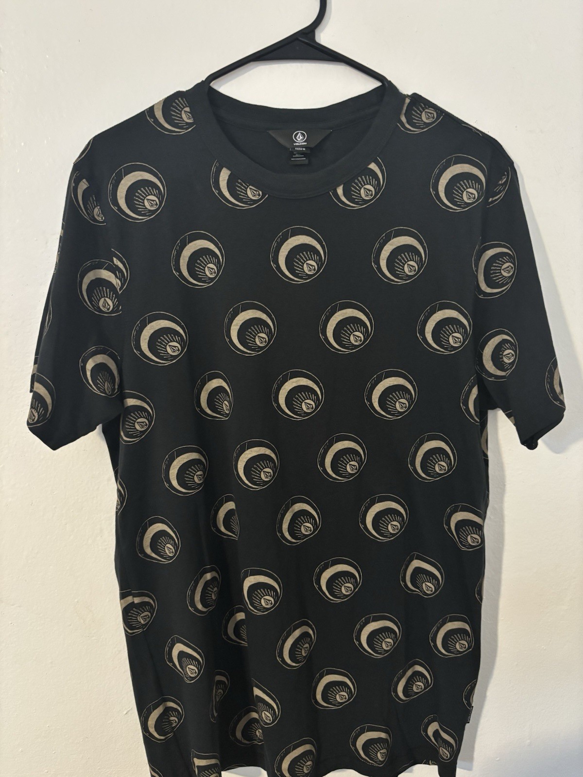 Volcom Stone AOP 8 Ball Graphic Shirt Mens M Black Tan Skate