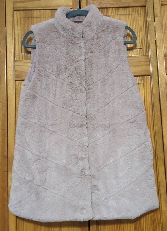 New Maurices Medium, Very Soft Faux Fur Vest, Pockets, Snap Closure, Washable 
