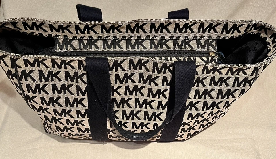 Bolso de Viaje Michael Kors Grande Firma Logo 18" w x 5" d x 13" h Foto 2 de 4