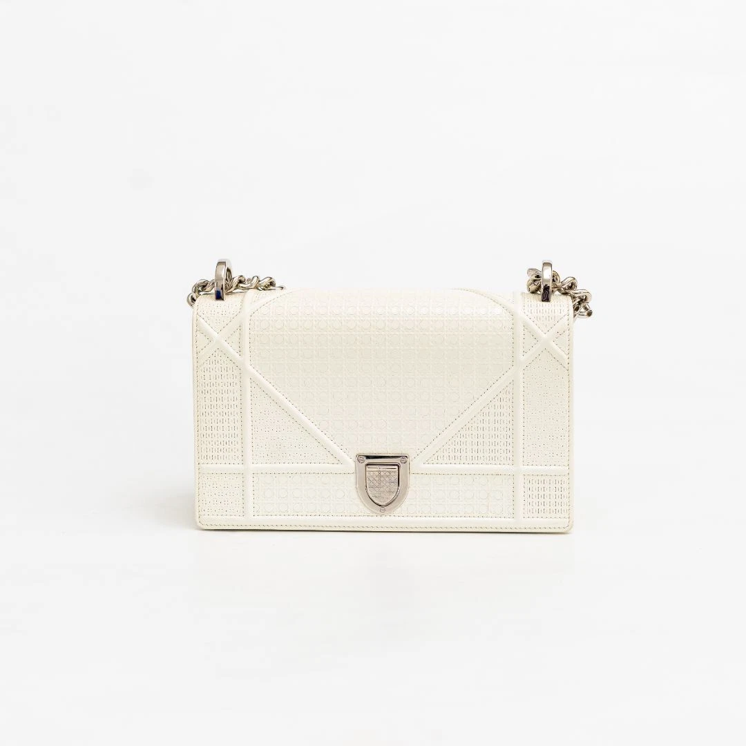 Petit sac à rabat diorama en cuir verni micro cannage blanc Dior