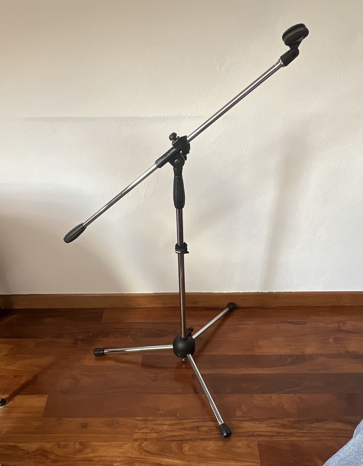 Asta microfono con braccio telescopico (boom) e treppiede, colore argento