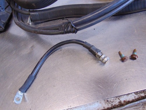 Audi TT Battery cables 98-06 8N 3.2V6 boot to front tray brackets - Picture 4 of 5