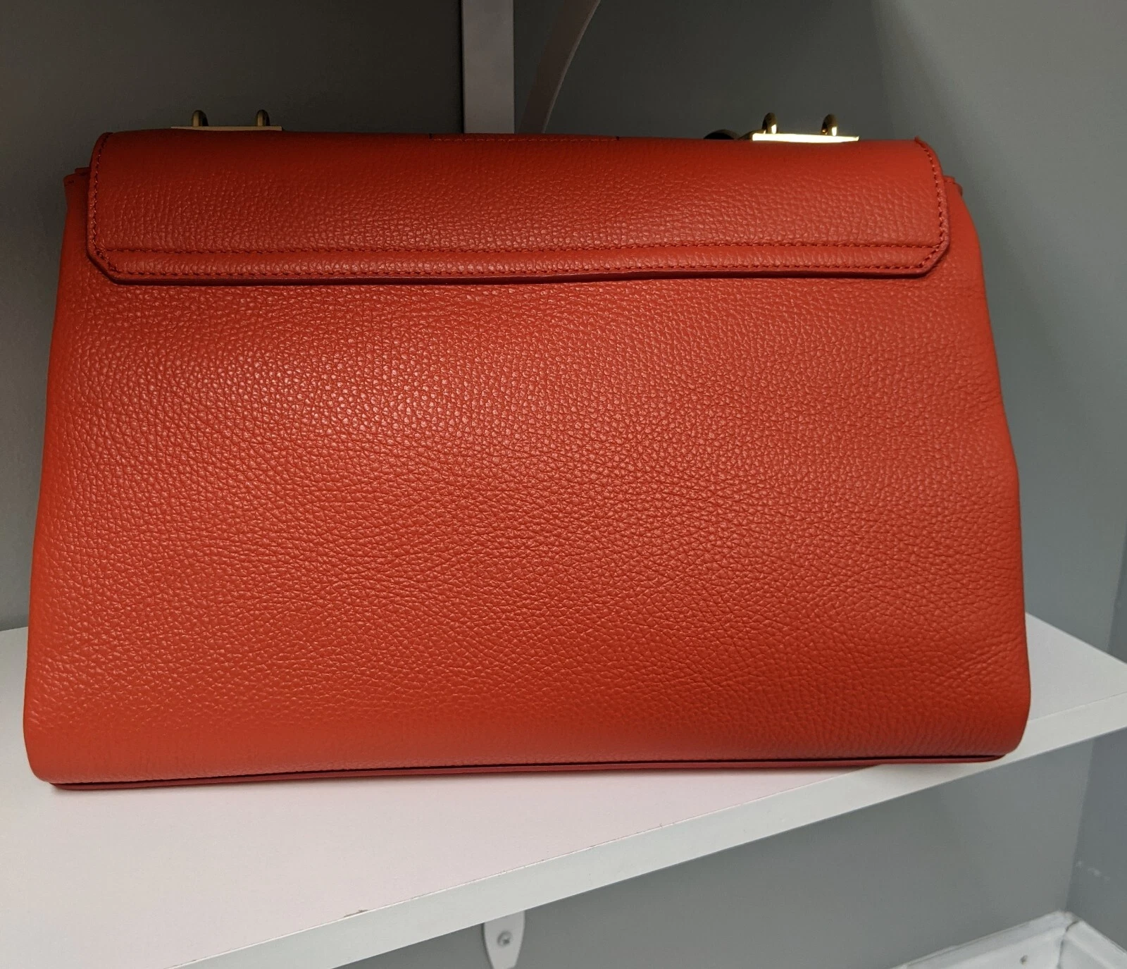 Borsa a tracolla Versace di design $ 850 + tasse pelle corallo ciottoli