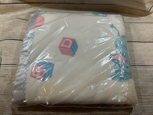 NOS Riegel Textile Heavyweight 36 x 50 Crib Blanket Satin Trim Lamb Blocks TbO - Picture 3 of 3